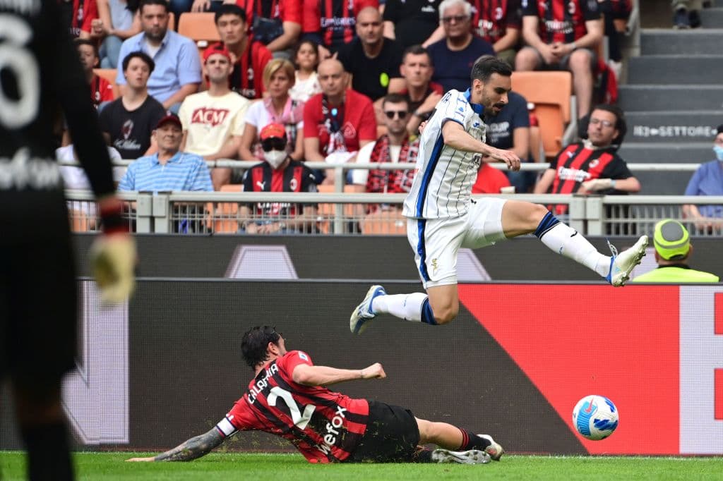 El Milan logró un importante victoria por 2-0 sobre el Atalanta y quedó muy cerca de conseguir el título de la Serie A de italia. Los goles en el segundo tiempo de Rafael Leao y de Theo Hernández, este último de gran factura, dejaron a los milanistas a un triunfo en la última jornada de coronarse campeones.