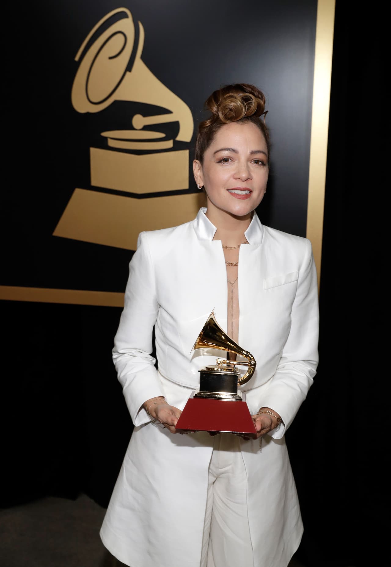 "Nunca pensé que la intención de hacer un disco tan personal para cantar desde el alma para el alma pudiera tocar tantos corazones. Nunca pensé que todas aquellas cosas que soñé desde que tenía 14 años y decidí dedicarme a la música porque era lo que más quería hacer en la vida, me regalaría tantos momentos y tantas anécdotas", se puede leer en un fragmento de la carta que escribió.