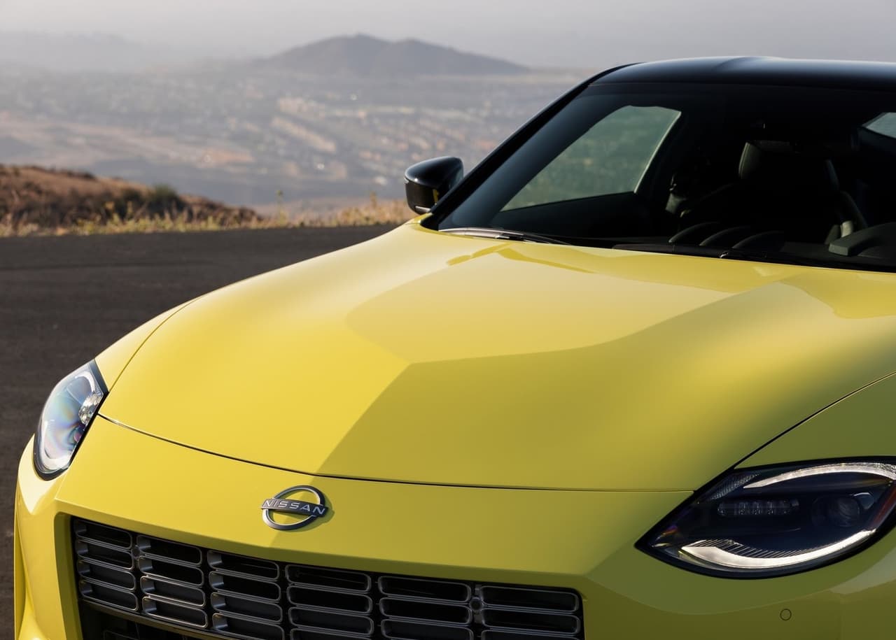 El diseño de los faros delanteros usa como inspiración los del 240ZG de los 70’s. Un modelo que sólo fue comercializado en Japón. Este llevaba un cobertor tipo burbuja sobre los faros, dando el efecto visual único a través de los reflejos de las luces sobre los cobertores. Una característica muy particular que aprovecharon para el nuevo Z, instalando dos medios círculos en LED.