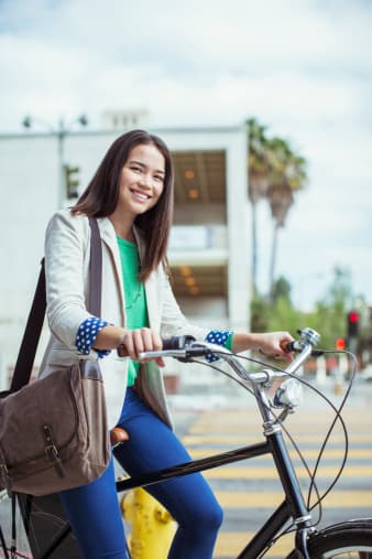 Incluso, puedes acompañar tu look con una blusa de color verde.