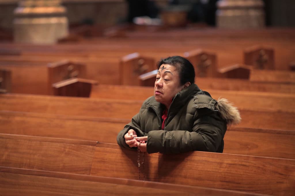 Según la religión, las cenizas que recibimos este día son un s´ímbolo de nuestra propia mortalidad. Es recordar que nuestra vida aquí en la Tierra es breve, pasajera y que nuestra vida definitiva será cuando nos encontremos en el más allá con Dios en el Cielo.