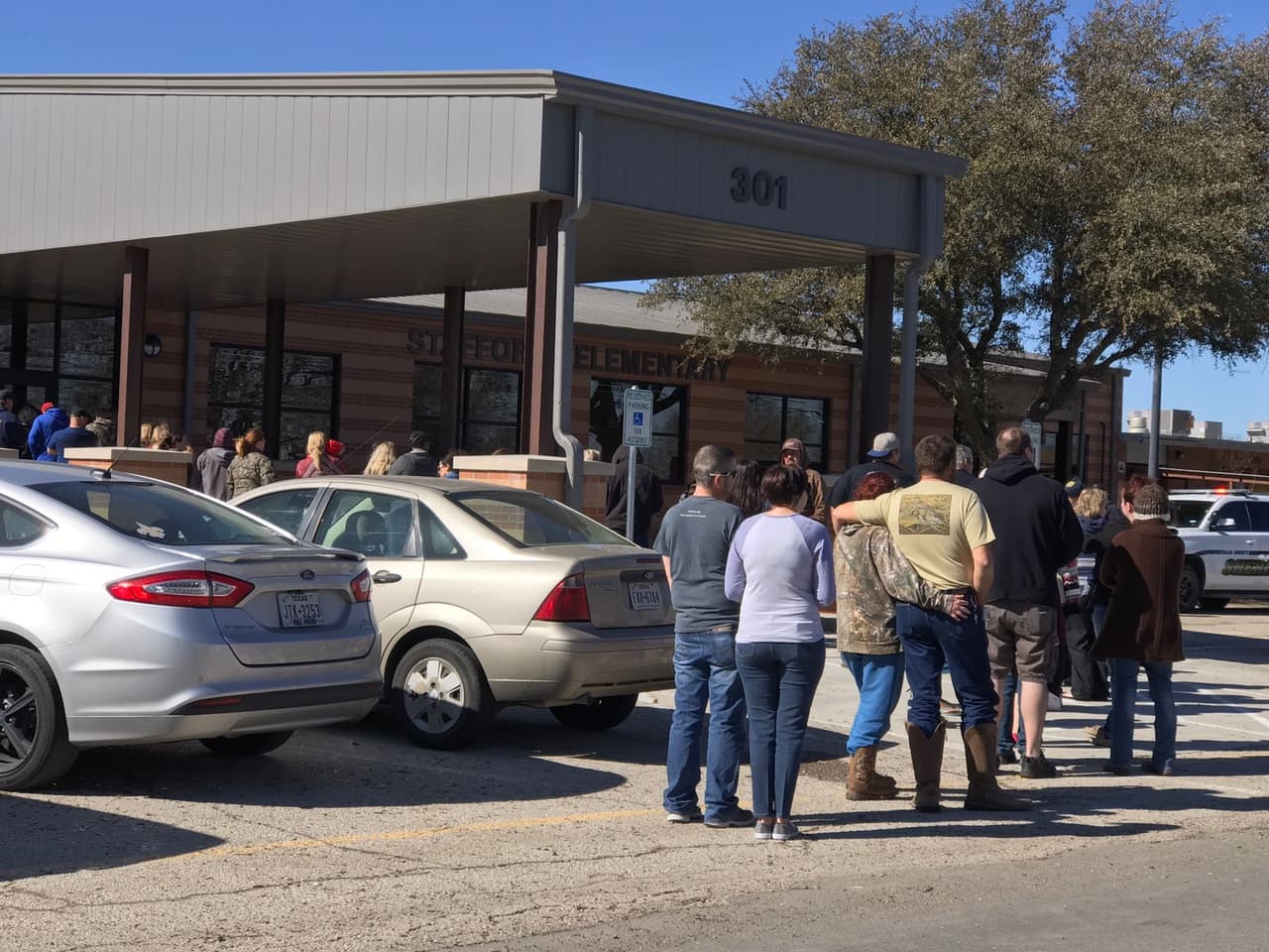 Padres fueron a buscar a sus hijos. Los estudiantes fueron llevados a un domo y luego a la primaria Stafford.
