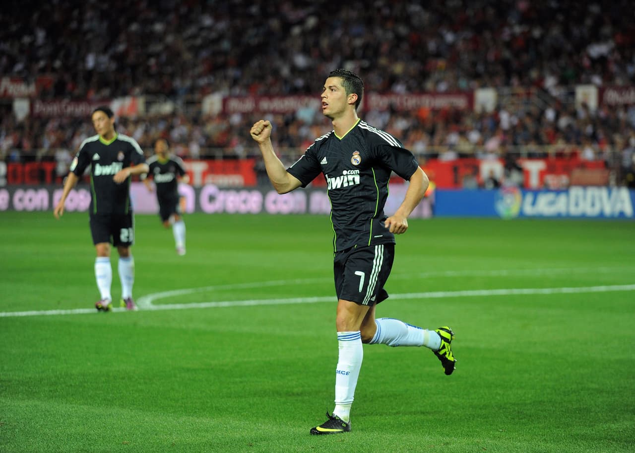 Segundo póker (07/05/2011)
<br>- Edad: 25 años y 3 meses
<br>- Sevilla 2-6 Real Madrid
<br>- Tiempo que le llevó marcar los goles: 46 minutos (30’, 64’, 70’, 76’)
<br>- Liga española jornada 8.