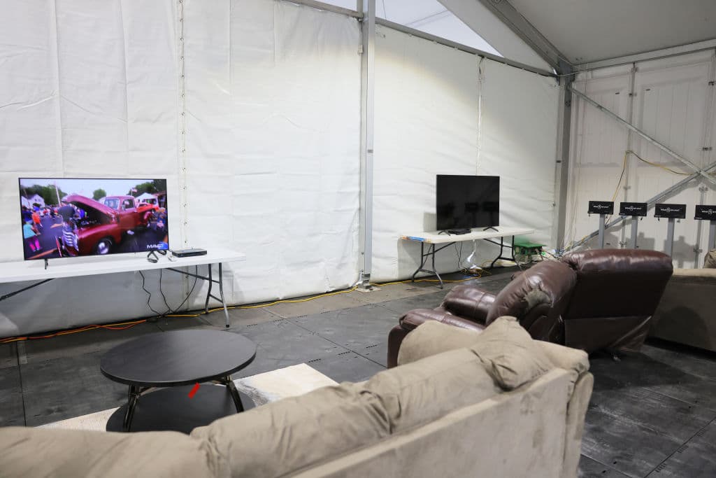 Un sofá y un televisor se ven en la sala de recreación durante un recorrido por el Centro de ayuda y respuesta humanitaria de emergencia de Randall's Island el 18 de octubre de 2022 en la ciudad de Nueva York.