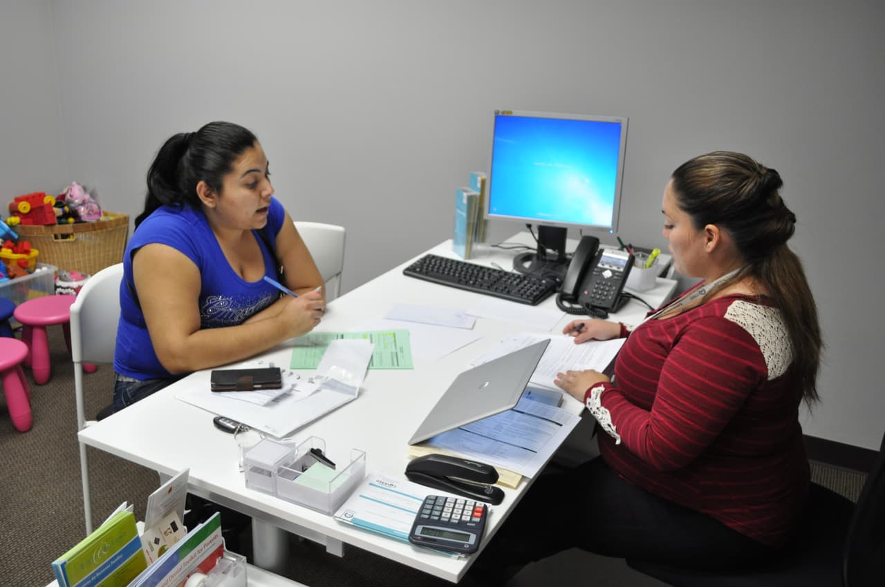 Una madre residente de California llena la solicitud de Medi-Cal con la ayuda de una navegadora de salud.