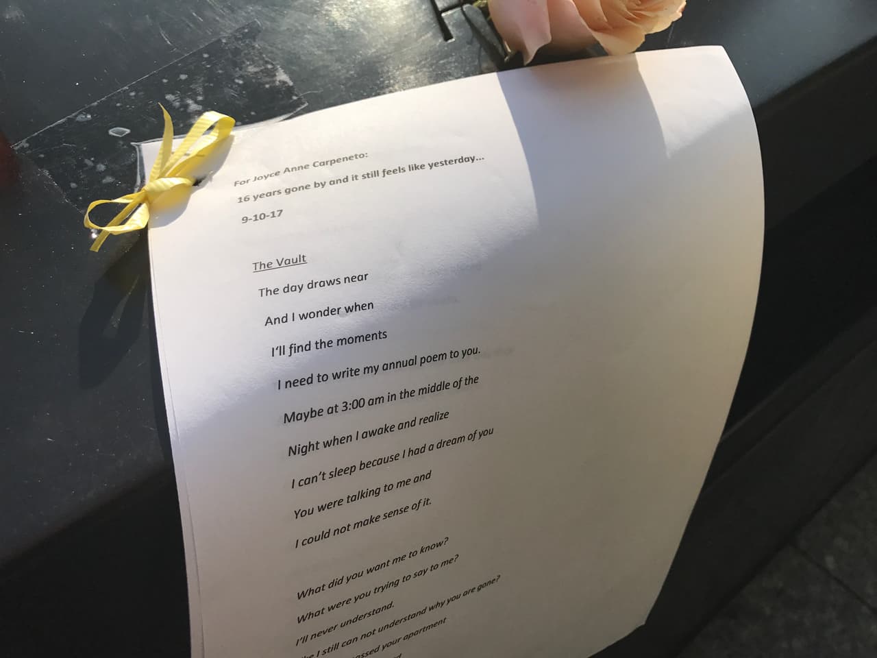 Para Joyce Ann Carpeneto: Han pasado 16 años y se siente como ayer... se lee en este poema colocado en el memorial para recordar a los fallecidos. (Patricia Vélez)