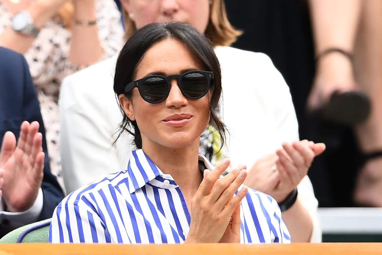 Aquí uno de los pocos momentos en los que Meghan usó las gafas.