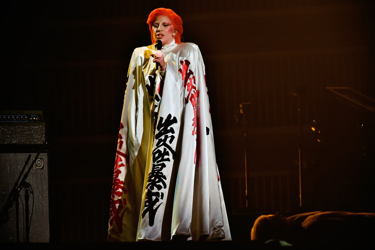 Lady Gaga ofreció un merecido tributo al desaparecido David Bowie.