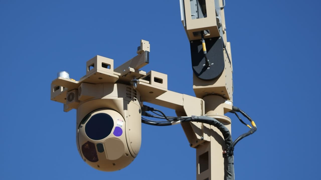 Dos migrantes mexicanos intentaron evadir el arresto mezclándose con un grupo de personas en Douglas. Los operadores de cámaras de vigilancia móvil obtuvieron una imagen de la pareja durante todo el evento y ayudaron a guiar a los agentes en tierra para detener con éxito a los indocumentados.