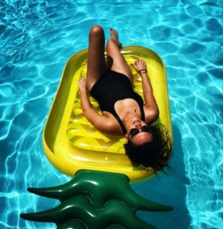 La comediante asegura que si te trepas a una piña inflable sin tomarte una foto no cuenta. Sin duda , parece una niña poco normal.