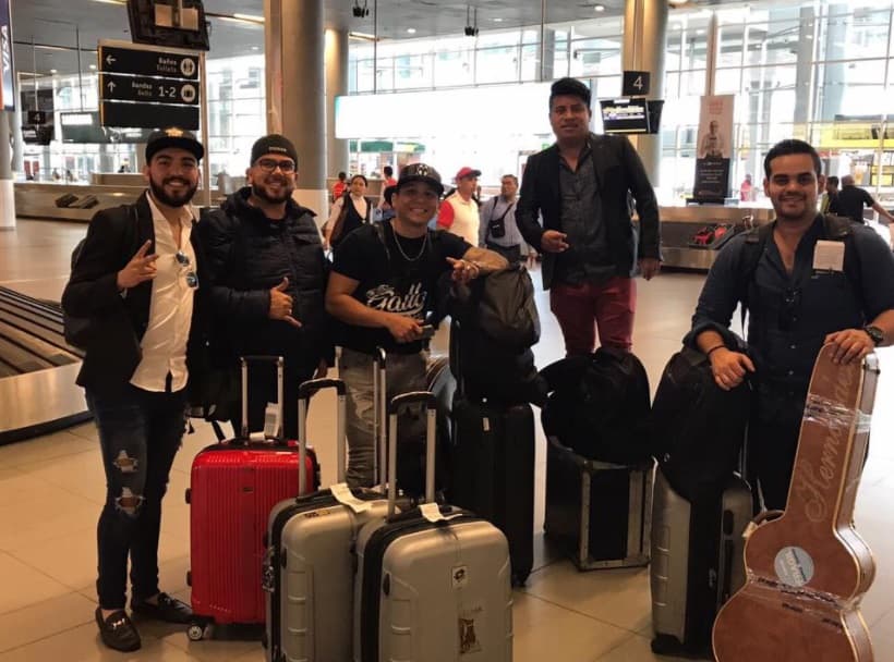 A principios de esta semana, ‘La Trakalosa de Monterrey’ viajó a Bogotá, Colombia, en plan promocional; y Edwin Luna les mandó esta postal a sus fans, a través de su Facebook.
