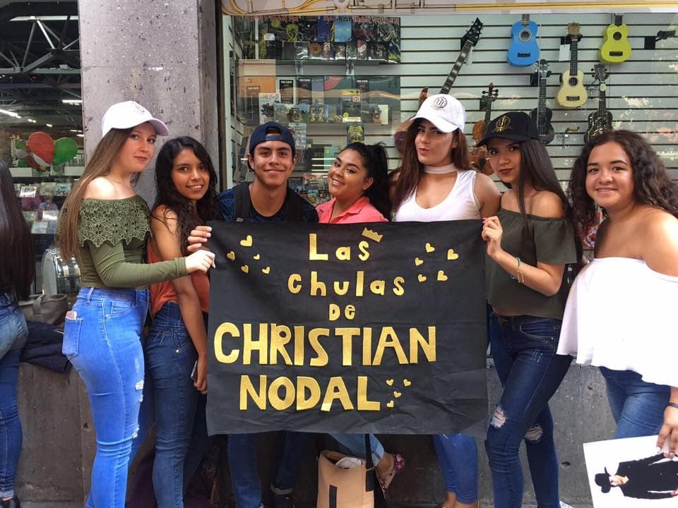 Y es que las 'Chulas' se han extendido por casi todo México y vaya a donde vaya el intérprete de 'Adiós amor', siempre se las encuentra.