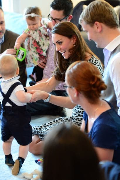 Por supuesto que las obligaciones no están divorciadas de la diversión y el pequeño George da sus primeros pasitos junto al resto.