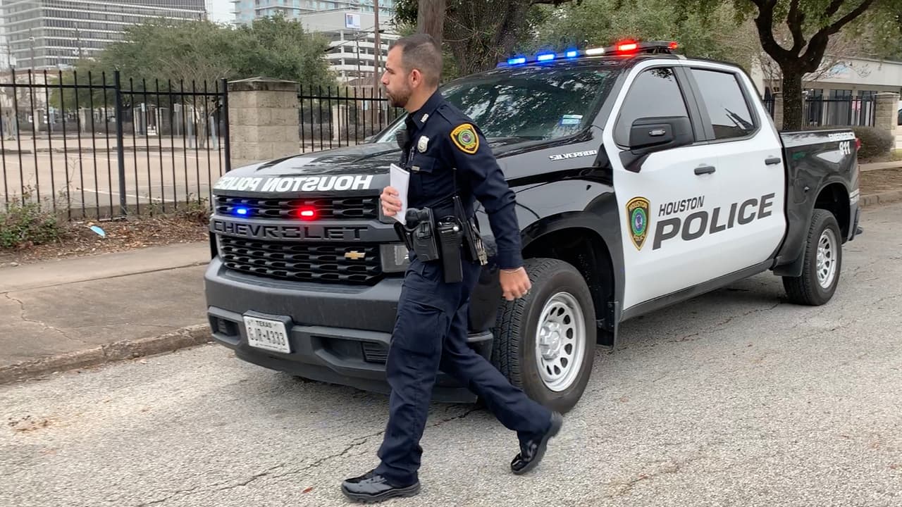 El oficial Jesús Robles de la Unidad de Relaciones Comunitarias de HPD comenta que lo más importante es mantener una buena comunicación con tus hijos para prevenir situaciones como estas.