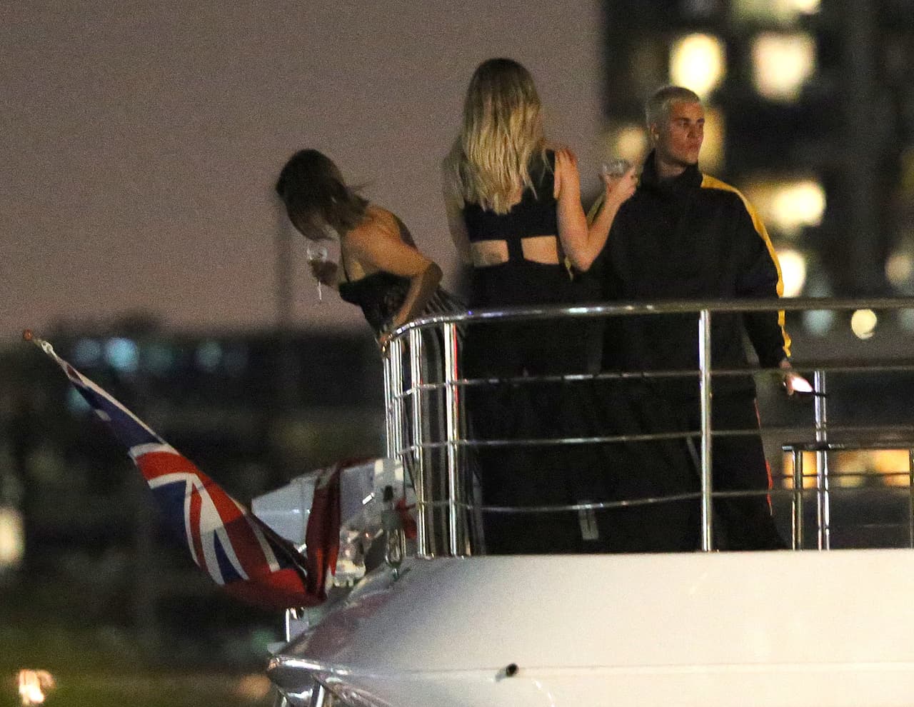 Justin Bieber fue visto de fiesta en un barco con alrededor de diez mujeres, bebiendo, charlando y bailando hasta bien entrada la noche, desembarcando alrededor de la 1:30 a. m. el 12 de marzo. Justin también pareció entrar en una discusión con uno de sus guardias de seguridad antes de darle un abrazo.