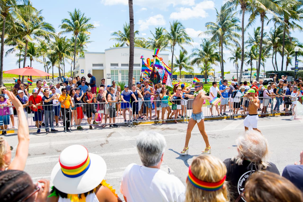 Un cielo azul y un típico domingo cálido de primavera, de unos 80 grados, ayudaron a subir la temperatura de la fiesta.
