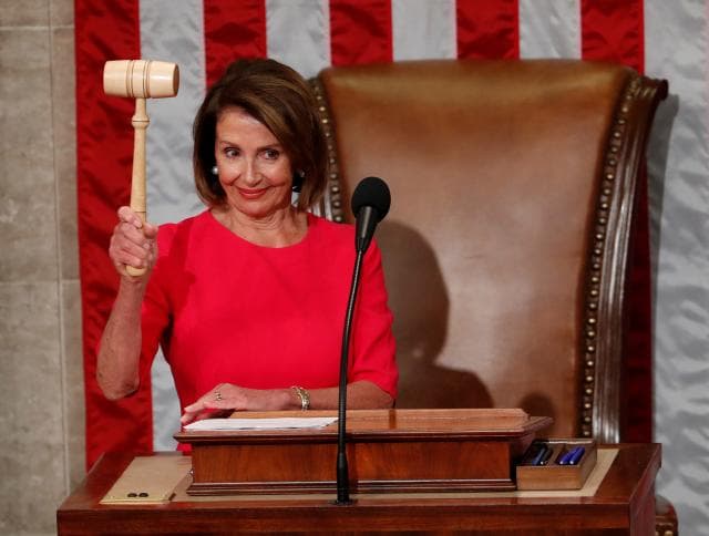 <b><a href="https://www.univision.com/temas/nancy-pelosi">NANCY PELOSI (7)</a></b>. La presidenta de la Cámara de Representantes es una de las políticas más influyentes de Estados Unidos. De 2007 a 2001, ocupó la misma posición durante la administración de Barack Obama. En 2019 dio paso a un procedimiento de 
<a href="https://www.univision.com/temas/impeachment">impeachment contra el presidente Trump</a>, que fuerechazado luego por el Senado. Ha sido una de las principales negociadoras del 
<a href="https://www.univision.com/noticias/elecciones-en-eeuu-2020/trump-casa-blanca-cheque-de-ayuda-por-la-pandemia">paquete de estímulo económico</a> aprobado para ayudar a personas y empresas afectadas por el impacto de la pandemia, una tarea que todavía continúa desarrollando.