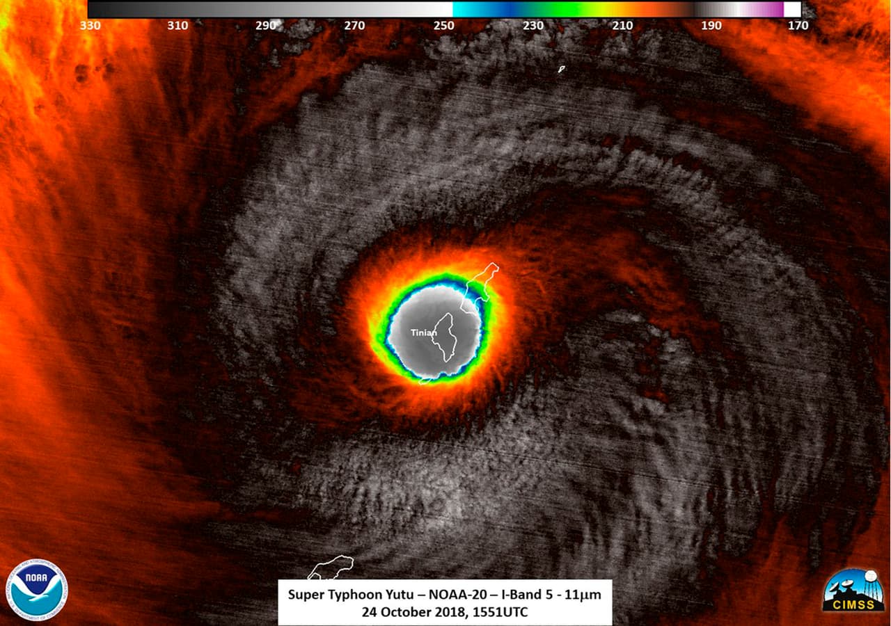 Este territorio, que pertenecía a Japón, fue adoptado por Estados Unidos después de la Segunda Guerra Mundial. Desde
<a href="https://www.washingtonpost.com/amphtml/energy-environment/2018/10/24/extreme-category-typhoon-yutu-makes-devastating-landfall-northern-mariana-islands-us-commonwealth/?__twitter_impression=true"><u>Tinian, se enviaron las mortales bombas atómicas de Hiroshima y Nagasaki.</u></a>