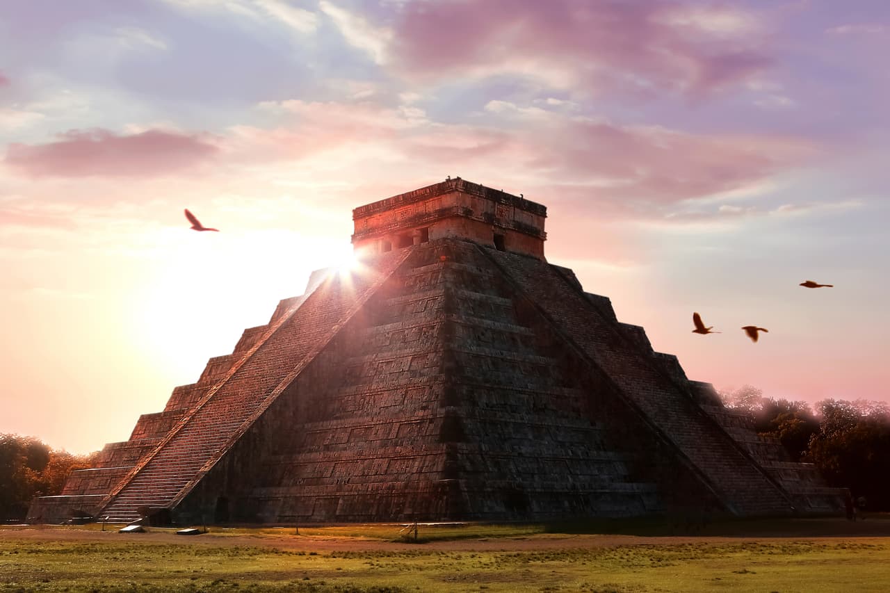 La civilización maya levantó sus edificaciones siguiendo la armonía de los astros. Muchos se desplazaban el para el solsticio de verano hasta la ciudad de Chichén Itzá, en la península de Yucatán, México. Ese día el sol golpea directamente una de las caras de su pirámide central mientras que la otra queda en la penumbra.
<br>