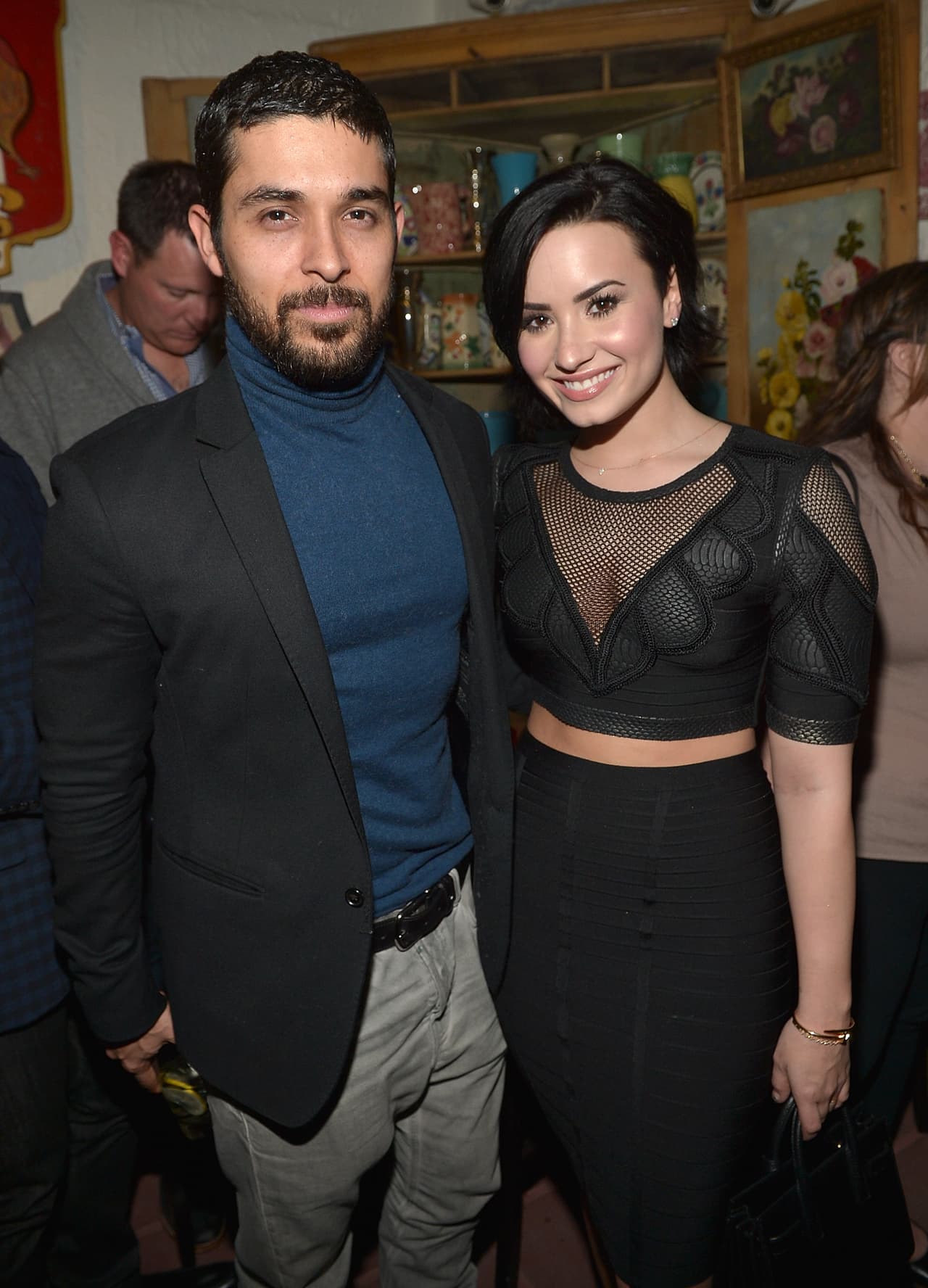 Si de altibajos hablamos, en esa categoría entra a la perfección la relación sentimental de Demi Lovato y Wilmer Valderrama, quienes se conocieron en enero de 2010 y en mayo comenzaron a salir, sin embargo, poco después se alejaron por un tiempo cuando ella decidió entrar a un programa de rehabilitación.
