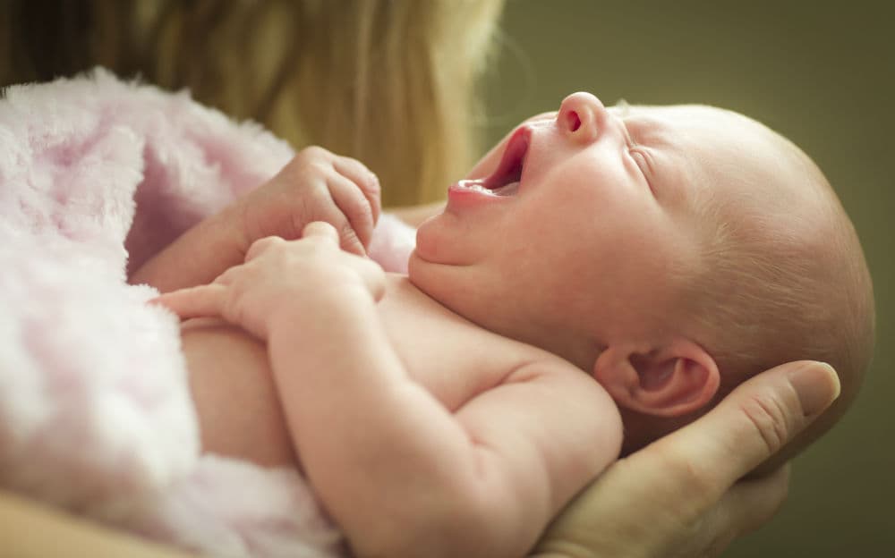 Advierten que muchos padres siguen poniendo a sus bebés en riesgo a la hora de dormir