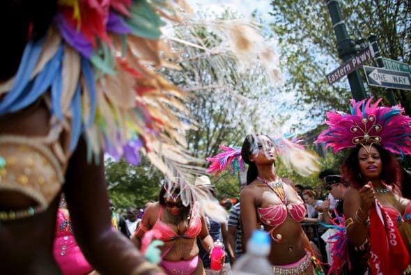 El desfile es la culminación del West Indian Carnival, un evento que dura varios días y celebra la herencia cultural del Caribe.