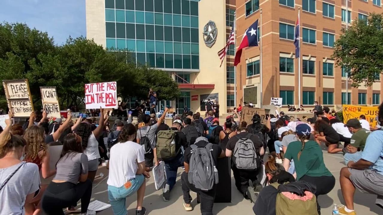 La policía de Dallas confirmó a Noticias 23 que la protesta transcurrió sin incidentes ni detenciones. Incluso también se manifestaron fuera de la sede policiaca.