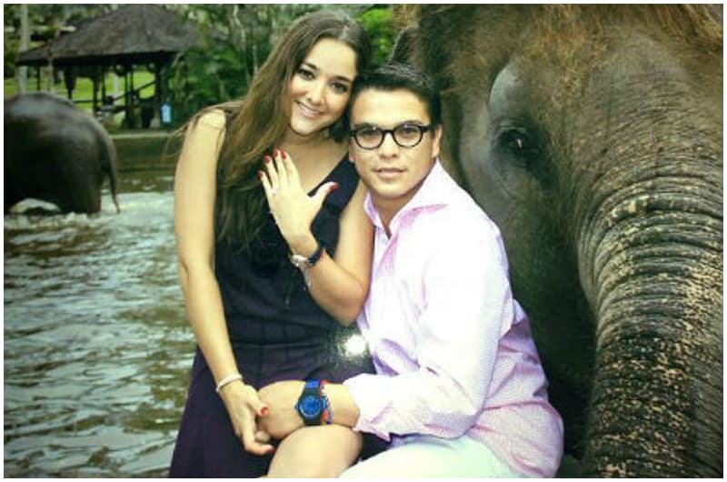Gerardo aprovechó el viaje que hicieron a Indonesia, en julio de 2013, para entregarle el anillo de compromiso a Sherlyn y de paso unieron su amor por medio de una ceremonia balinesa.