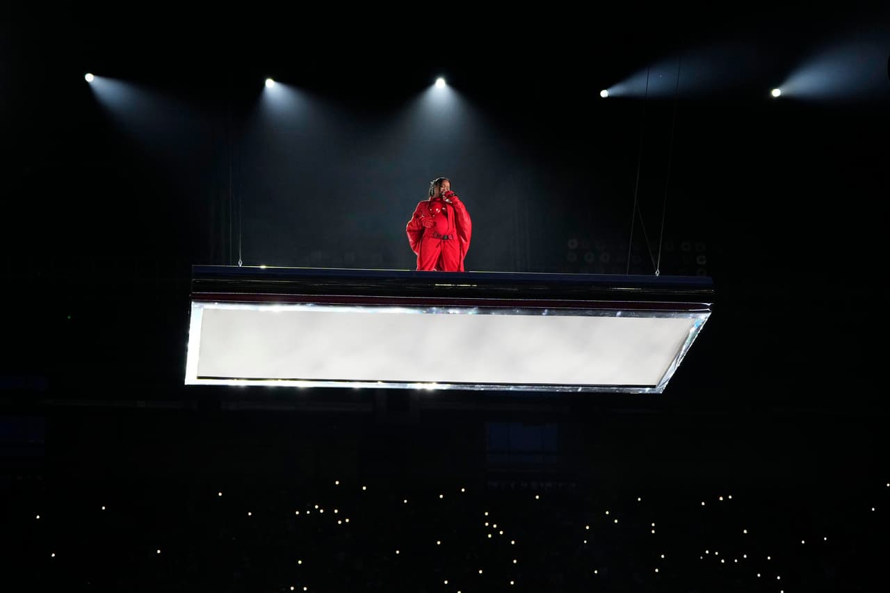 Poco después de una hora de finalizada su presentación, un representante de Rihanna confirmó a la agencia AP y The Hollywood Reporter que 
<b><a href="https://www.univision.com/famosos/asi-oculto-rihanna-su-embarazo-gracias-a-estos-outfits" target="_blank">la cantante sí está embarazada</a></b>
<a href="https://www.univision.com/famosos/asi-oculto-rihanna-su-embarazo-gracias-a-estos-outfits" target="_blank">. </a>
<br>