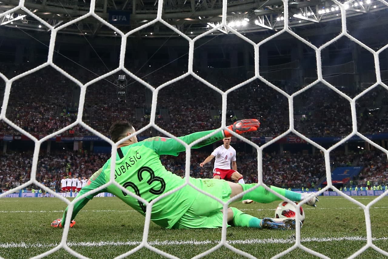 Pero no se quedaba atrás el arquero croata Subasic, deteniendo su tercer cobro en la definición ante Nicolai Jorgensen.