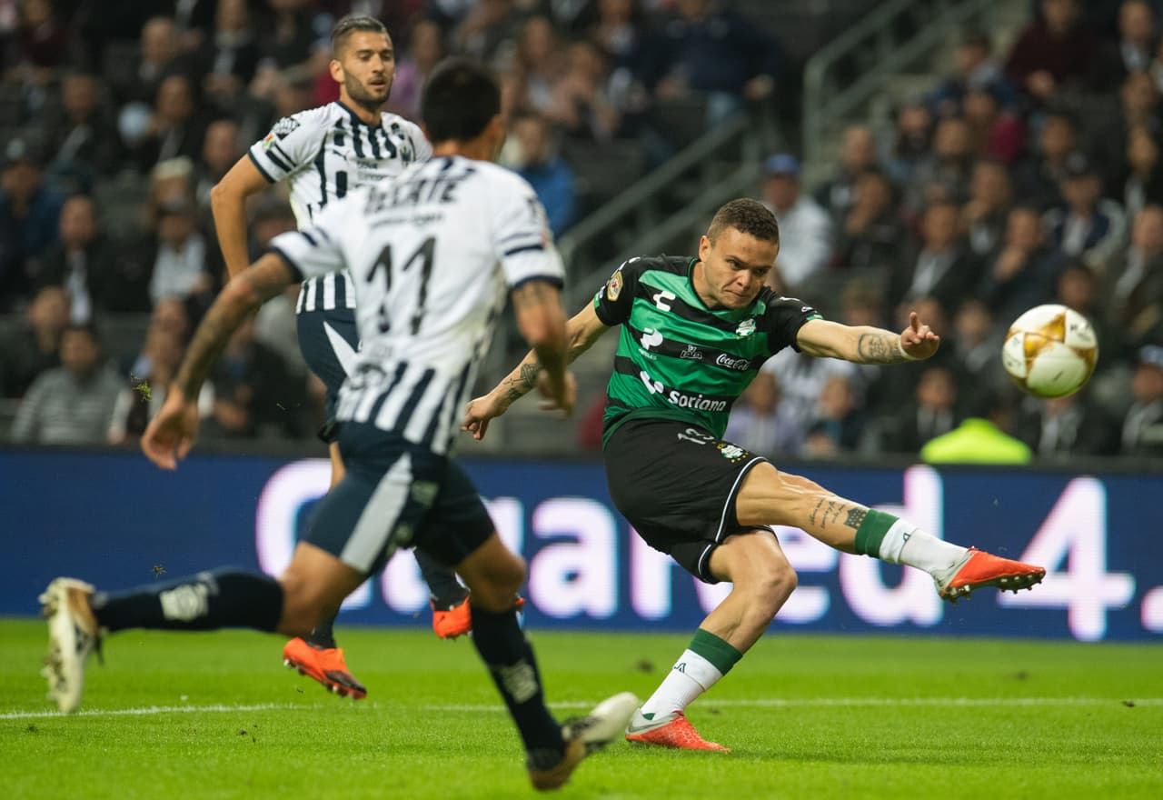 El uruguayo Jonathan Rodríguez, cerca del medio tiempo, se perdió una oportunidad para abrir el marcador que era inmejorable.