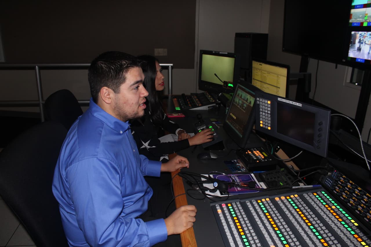 El director técnico Alejandro Jimenez y Yeraldine Ronquillo encarga de cámaras ajustando los últimos detalles antes de comenzar la grabación.