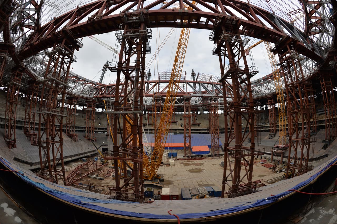 El escenario estaba planeado para ser entregado en 2015, pero la construcción se demoró mucho más. La empresa Gazprom gastó más de mil millones de dólares, pero se negó a continuar invirtiendo en el estadio que se dijo que en el momento de la inauguración sería el más caro del mundo.