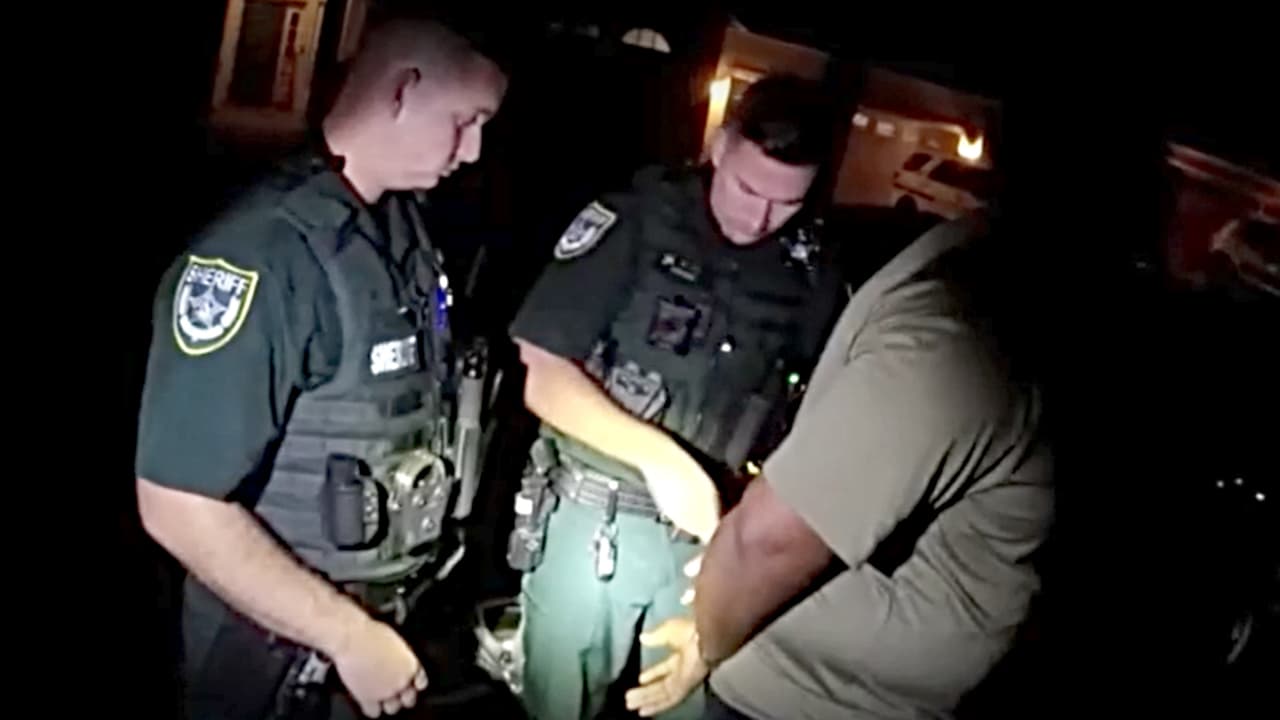 Golpeó y estranguló a su hija, acusan a ayudante del sheriff del condado Orange de abuso infantil
