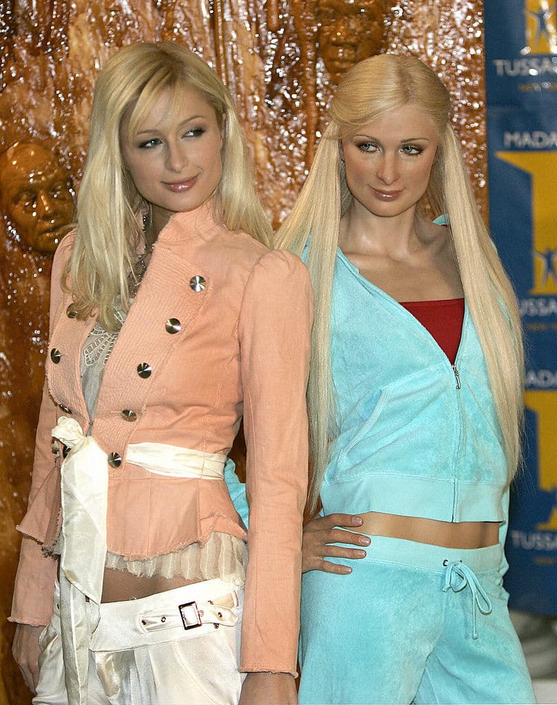 <b>Paris Hilton</b>
<br>A inicios de los 2000 la fama de Hilton era tanta que el museo de cera Madame Tussauds, de Nueva York, creó una réplica fiel de la socialité. Sin duda parecen un par de gemelas en la fotografía.