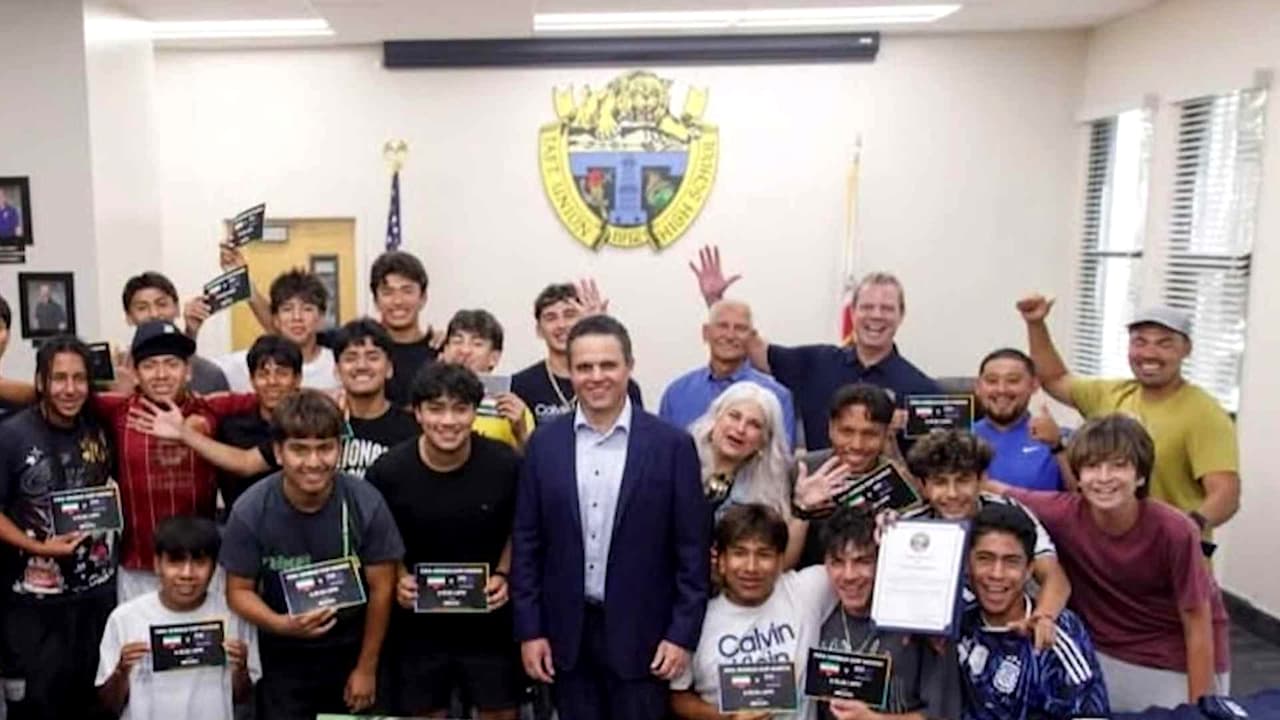 Equipo campeón del CIF del Valle Central asiste a un partido del mundial de futbol en Los Ángeles