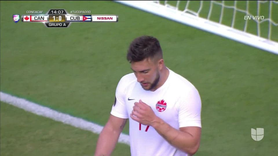 ¡CERCA!. Lucas Cavallini disparó que se estrella en el poste.