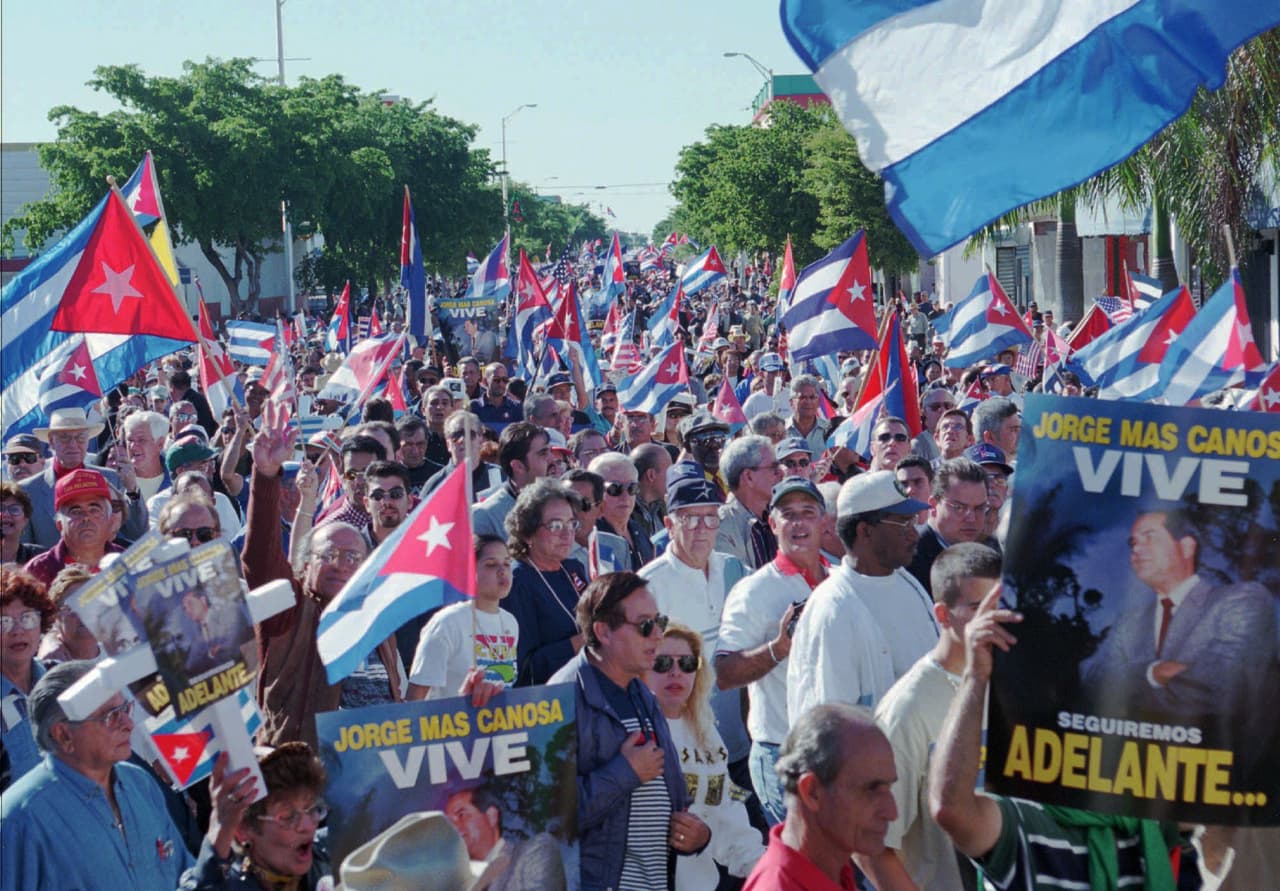 Miles de cubanos-estadounidenses marcharon para protestar en la Pequeña Habana contra la propuesta de los senadores John Warner (R- Va) y Chistopher Dodd (D-Conn) de suavizar las sanciones contra la isla con gobierno castrista. El sábado 6 de diciembre de 1997.