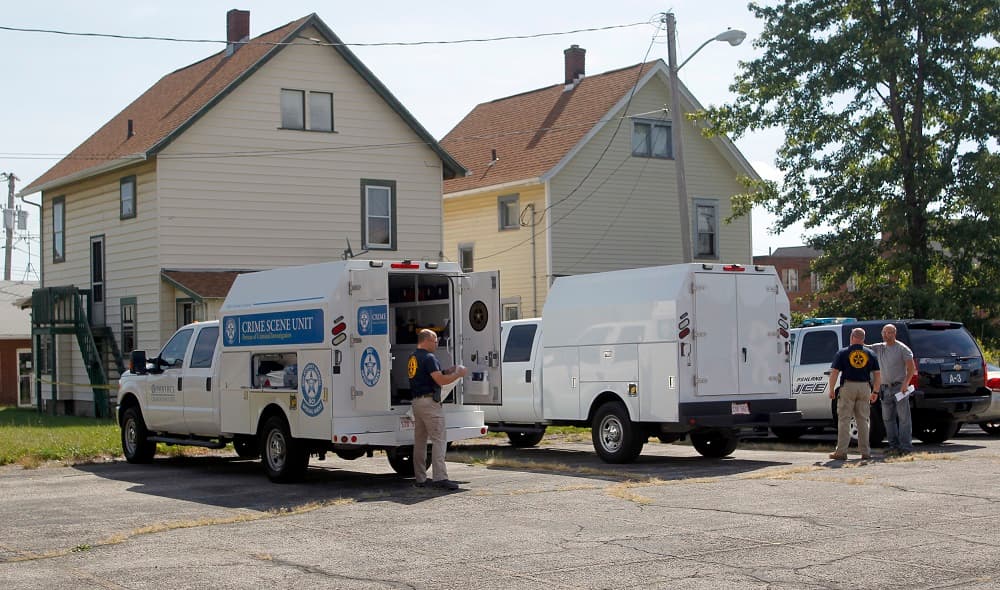 Agentes de la policía en el lugar donde se produjo el secuestro en Ashland.