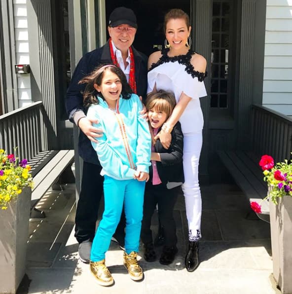 Thalía y Mottola tienen dos hijos: Sabrina Sakaë y Matthew Alejandro de 10 y 6 años respectivamente.