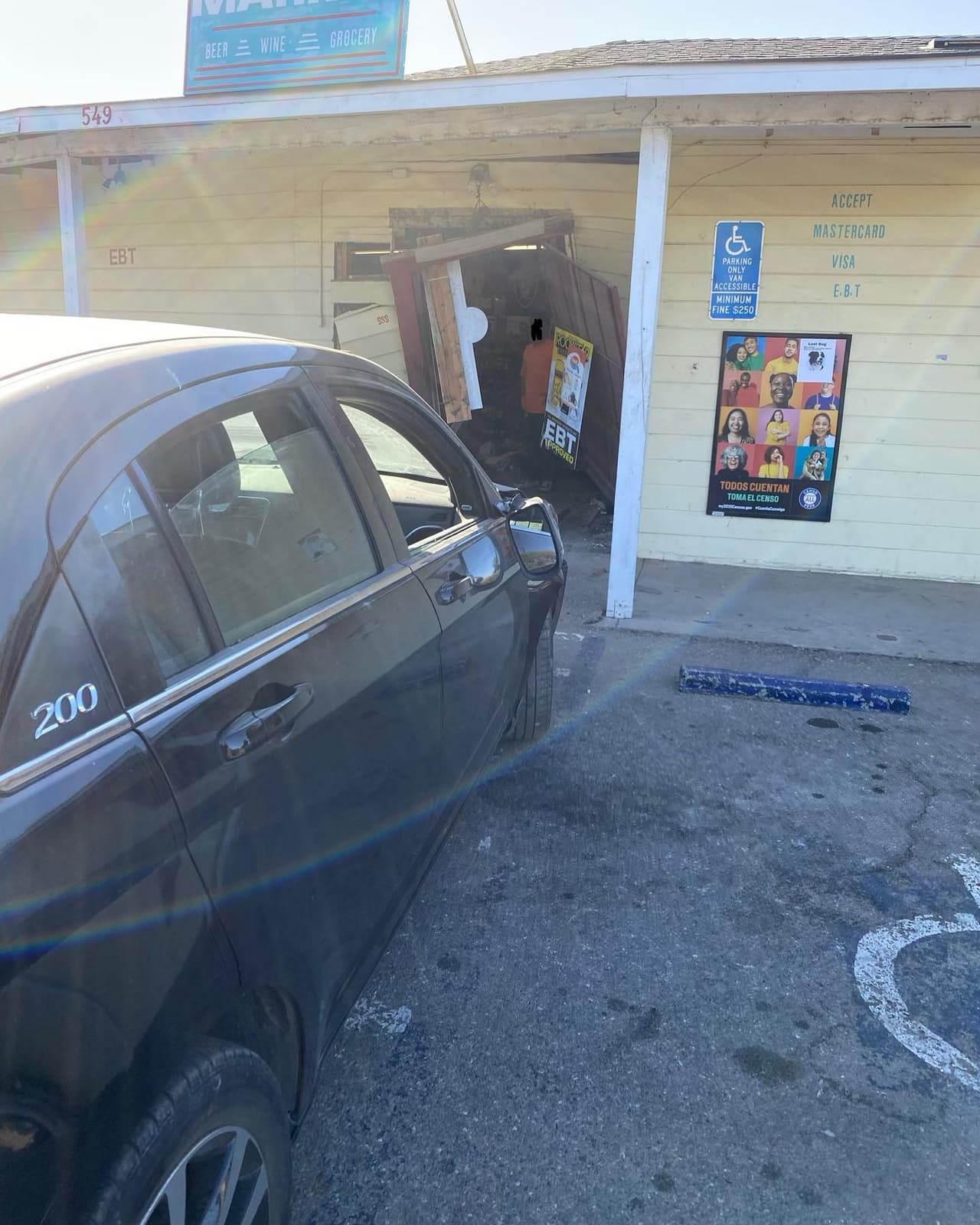 De acuerdo con la agencia, el menor estaba solo en el auto mientras su padre caminaba al lado, instruyéndolo sobre cómo manejar.