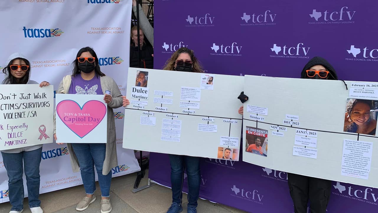 Martínez, originaria de Veracruz, México, tiene cuatro hijos y, de acuerdo con su hermana Lorena, se mantenía en contacto con ellos a través de llamadas o mensajes de texto.