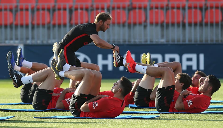 A pesar de que aún no ha sido presentado de manera oficial ante la prensa y la afición, Héctor Herrera participó en su primer entrenamiento con el Atlético de Madrid al mando de Diego Simeone. Además del mexicano, estuvo presente Felipe, quien también llegó desde el F.C. Porto.