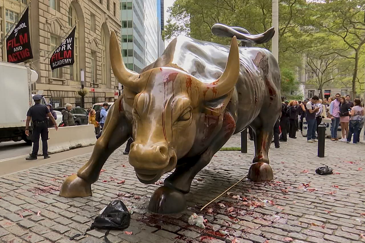 El famoso toro que radica en el corazón de Wall Street fue bañado con sangre falsa y tierra, lo cual condujo a decenas de arrestos.