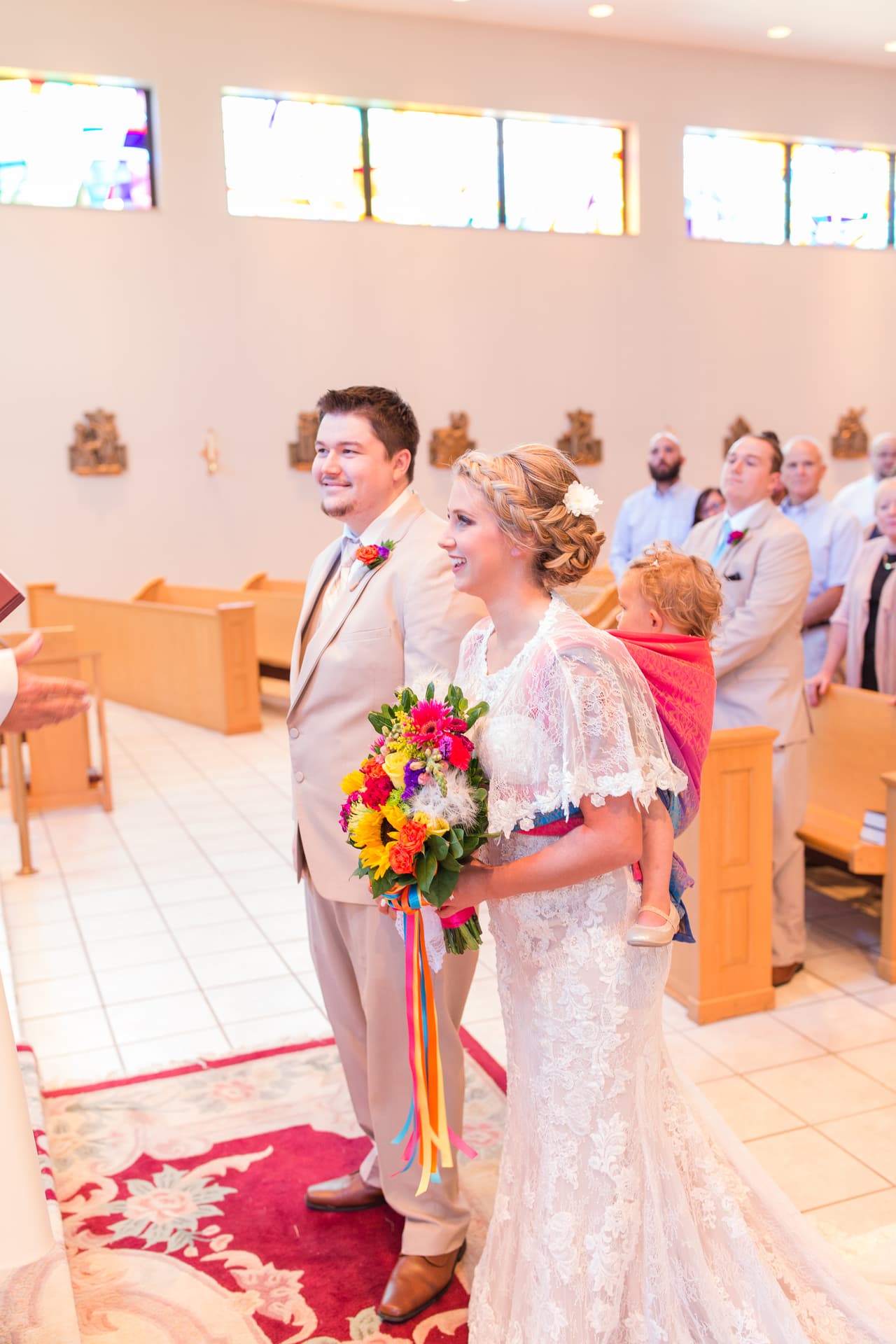 Además de la duración de la misa que planteaba un posible problema, la ceremonia fue programada a la hora habitual de la siesta de Ellora. La pareja pensó que llevarla en la espalda de la madre era la mejor forma para que la pequeña pasara el tiempo.