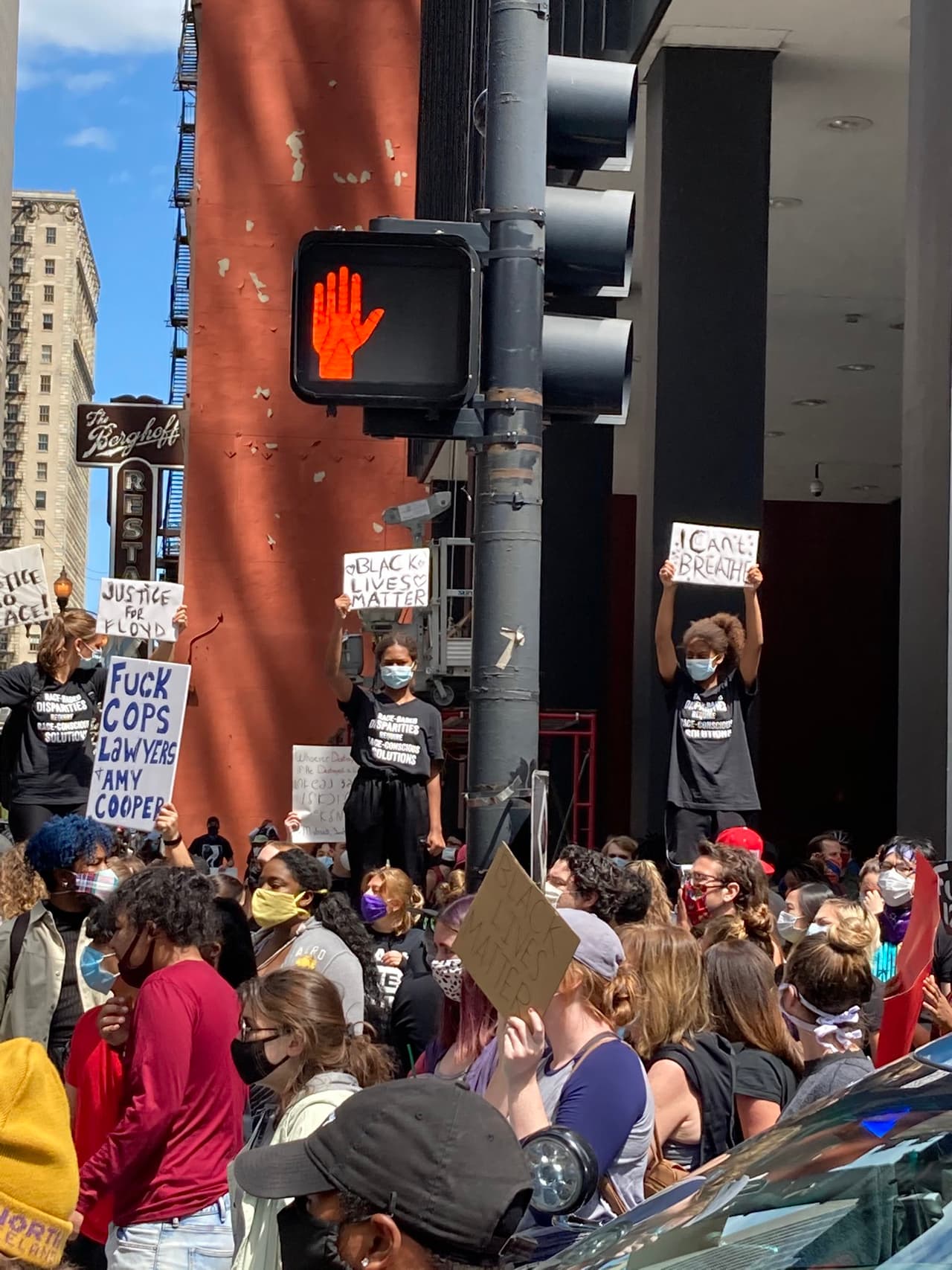 Miles de manifestantes salen a las calles de Chicago en el segundo día de protestas por la muerte de George Floyd