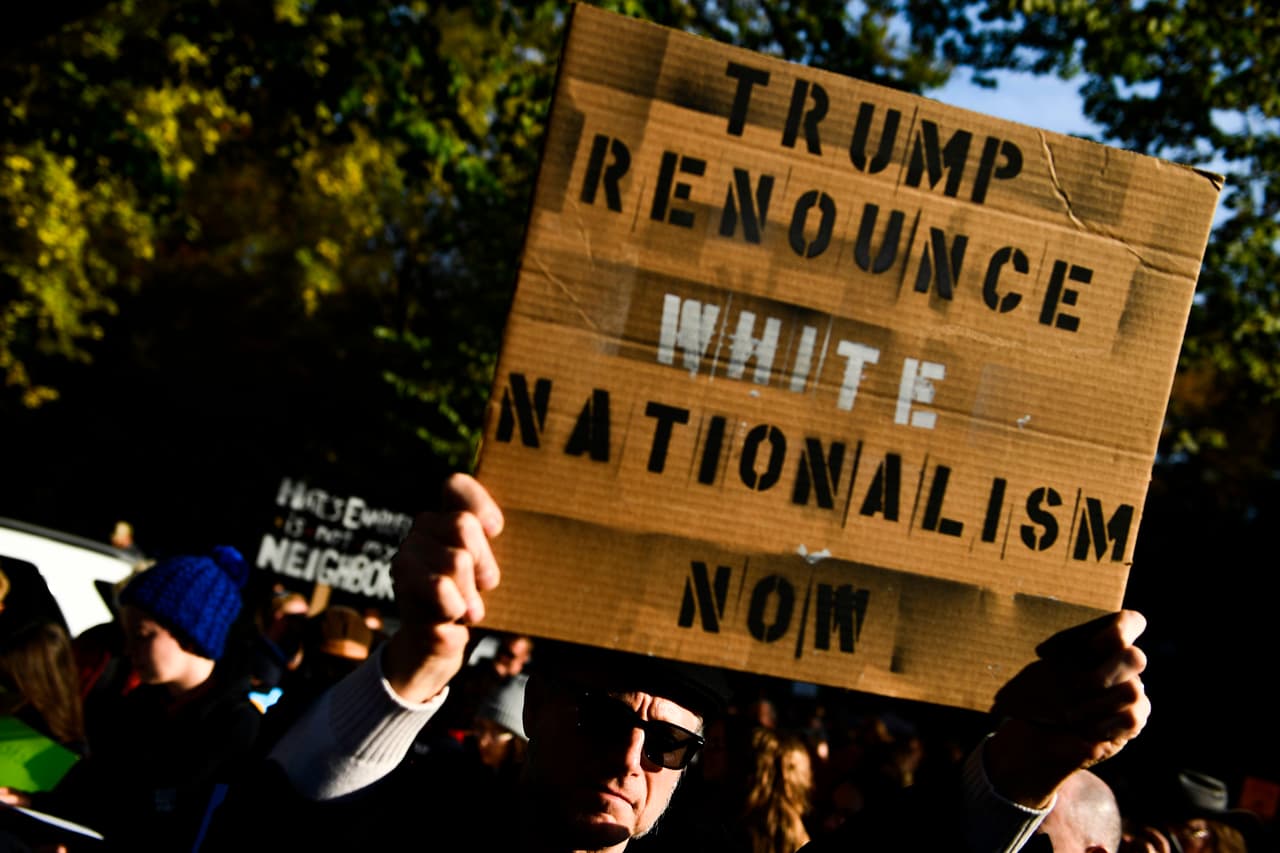 <b>“Trump, renuncie al nacionalismo blanco ahora”,</b> decía otro cartel. Según los reportes de los medios en la zona, muchos de los que protestaron este martes pedían al presidente frenar sus expresiones de odio contra los inmigrantes. Aseguran que conduce a hechos de violencia, como el que se vivió en la sinagoga el sábado.