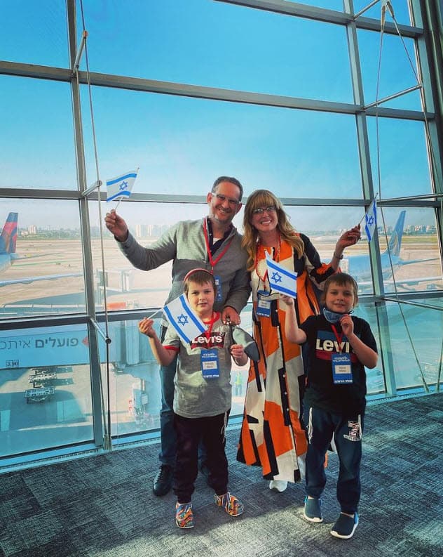 Fue el 17 de abril cuando ella, su esposo Joshua Mintz y sus gemelos, llegaron al país del Medio Oriente, donde han comenzado una vida.
<br>