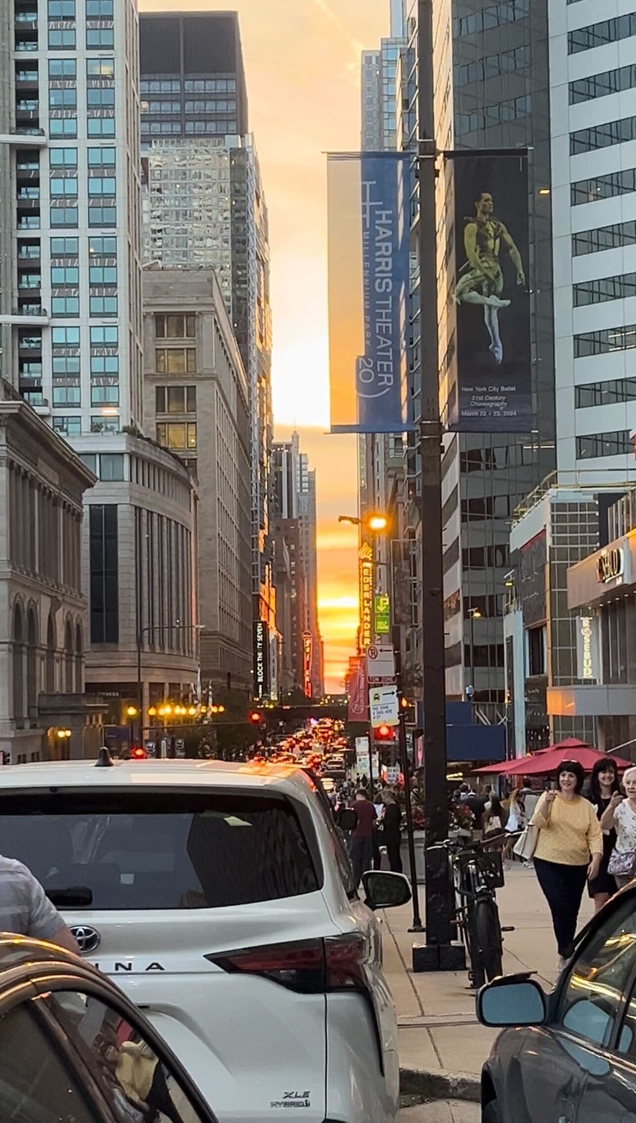 Busca una calle entre la Kinzie y Maddison, y te vas a parar viendo hacia el oeste, para que puedas apreciar el espectáculo.