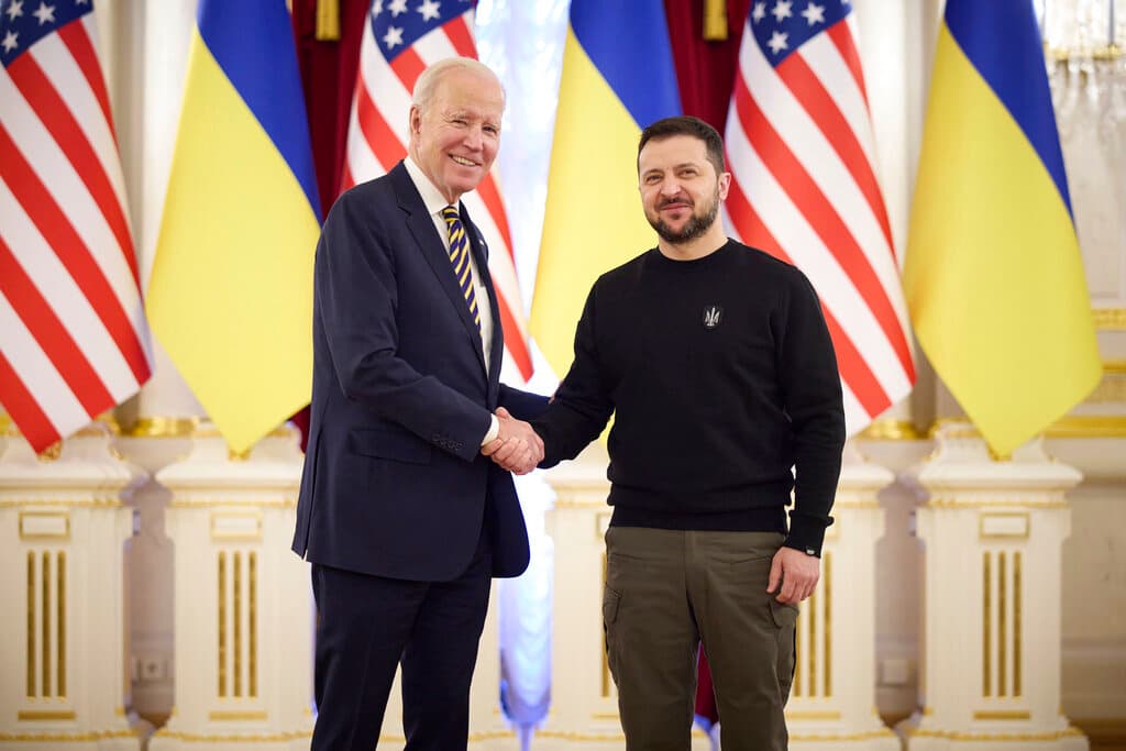 El presidente ucraniano Volodymyr Zelensky, recibe en el palacio de gobierno en Kiev al presidente Joe Biden, que realizó una visita sorpresa este lunes.